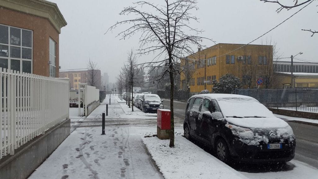 Saronno bianca ma la neve non attacca sulle strade: viabilità ok
