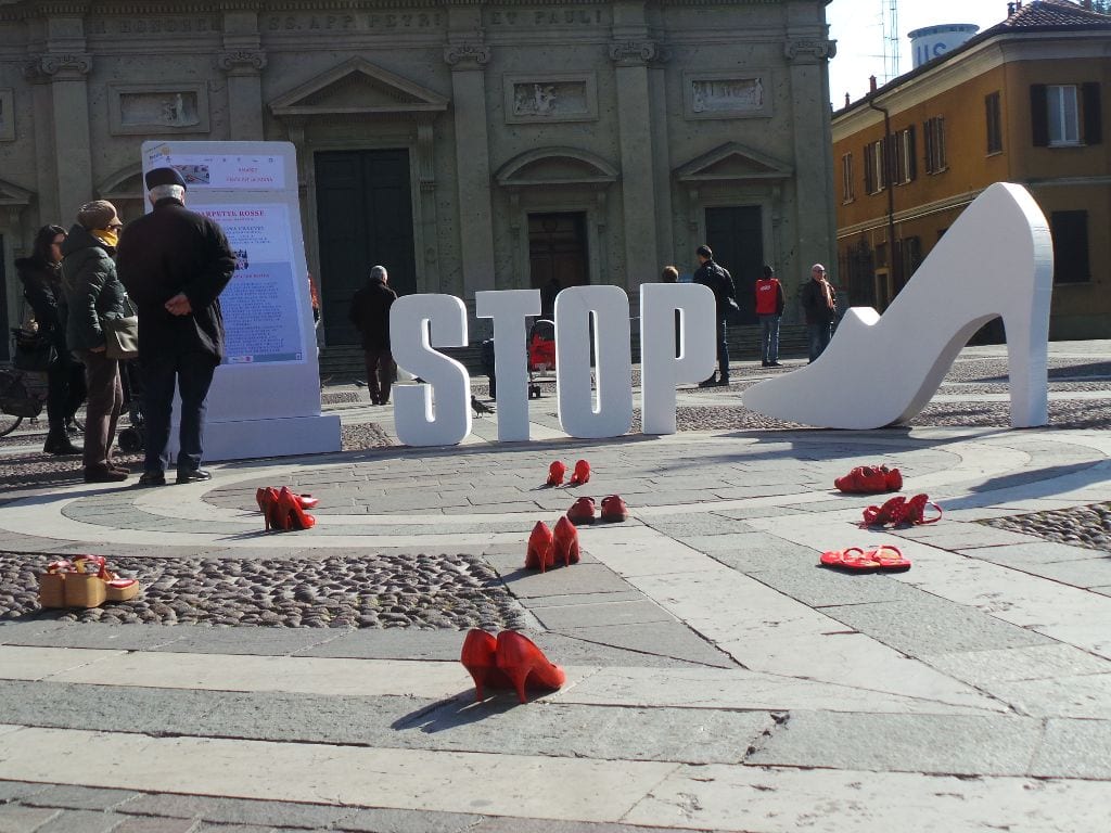Saronno, 8 marzo: scarpe rosse contro la violenza sulle donne