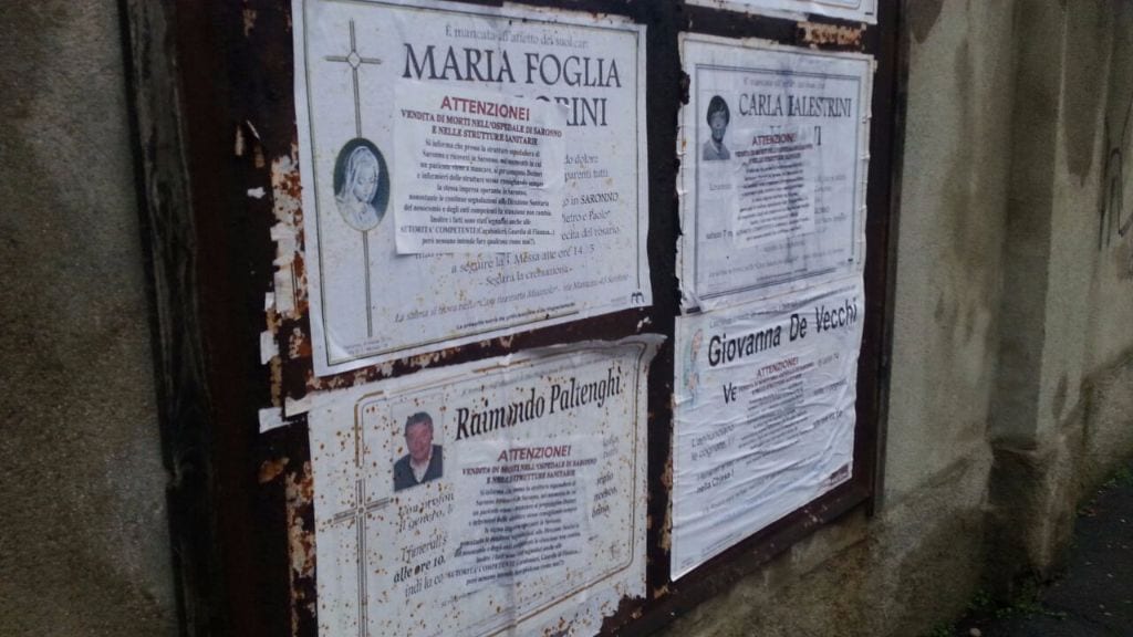 La “guerra del caro estinto” a Saronno: manifesti abusivi sugli annunci funebri