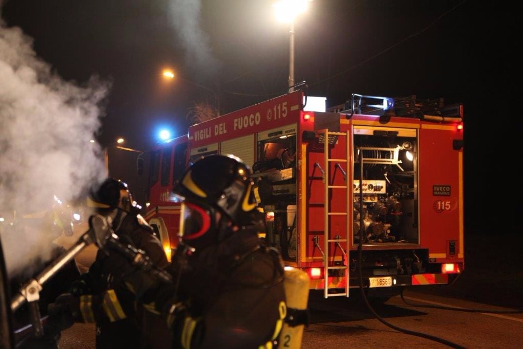 Incendio doloso in via Bergamo: brucia un’auto