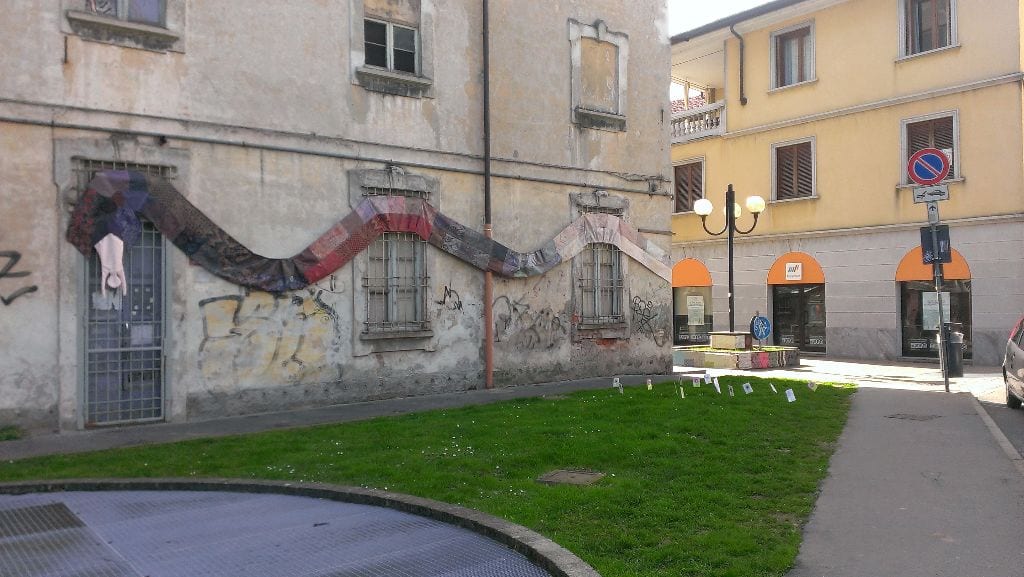Un biscione di 25 metri per “vestire” Palazzo Visconti