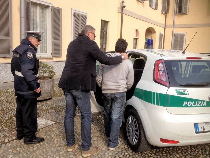 Vù cumprà aggressivo, devono intervenire i carabinieri