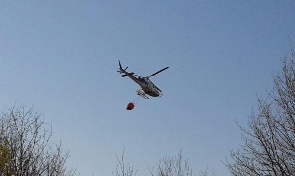 Incendio nel parco delle Groane: pompieri in azione con l’elicottero