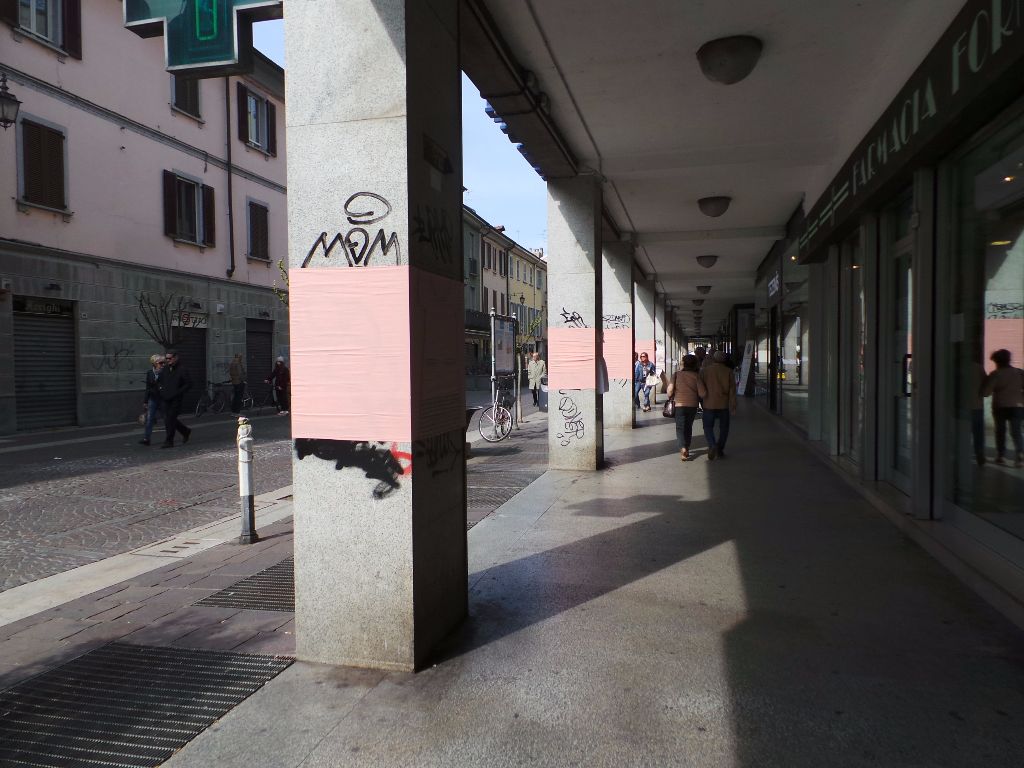 Stoffe, nastri e ricami per “censurare” i graffiti in corso Italia