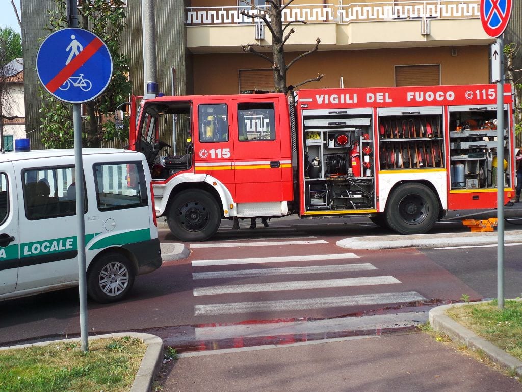 Incidente stradale: ciclista investito in via Varese