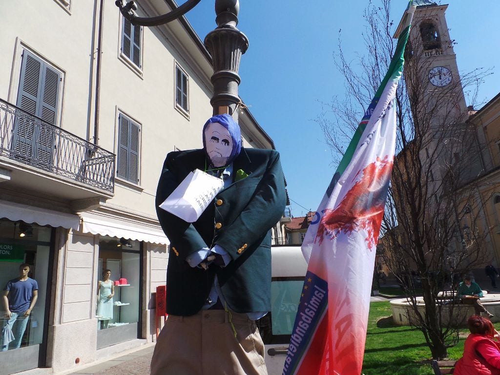 Manichini impiccati in piazza: “il museo delle vittime della crisi” fa tappa a Saronno