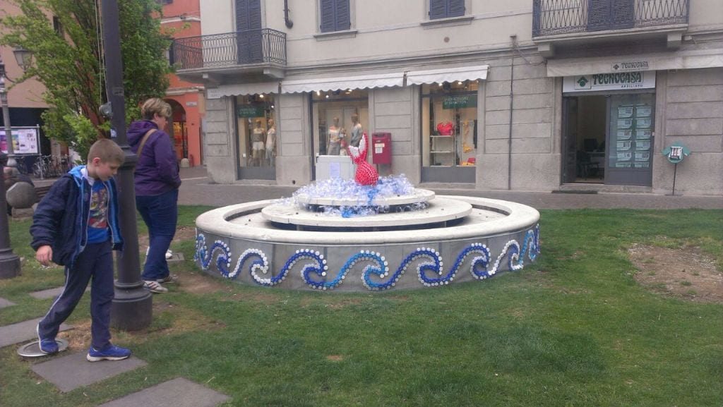 Un pesce di tappi rossi nella fontana di piazza Libertà