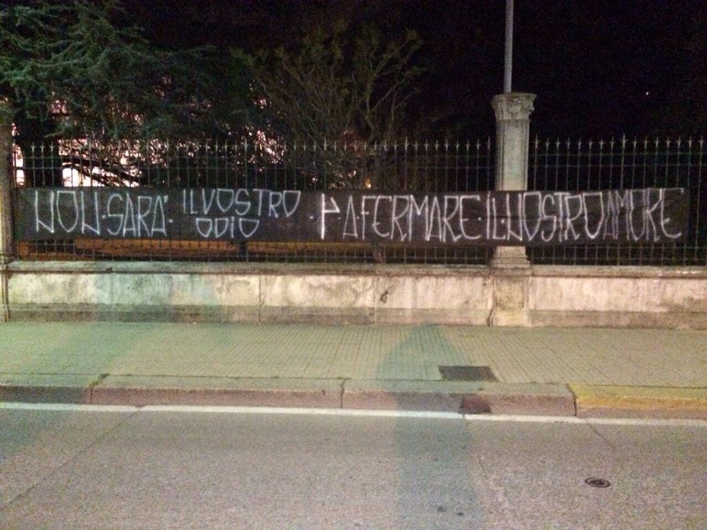 25 aprile: enorme striscione “anti-celebrazioni” a Villa Gianetti