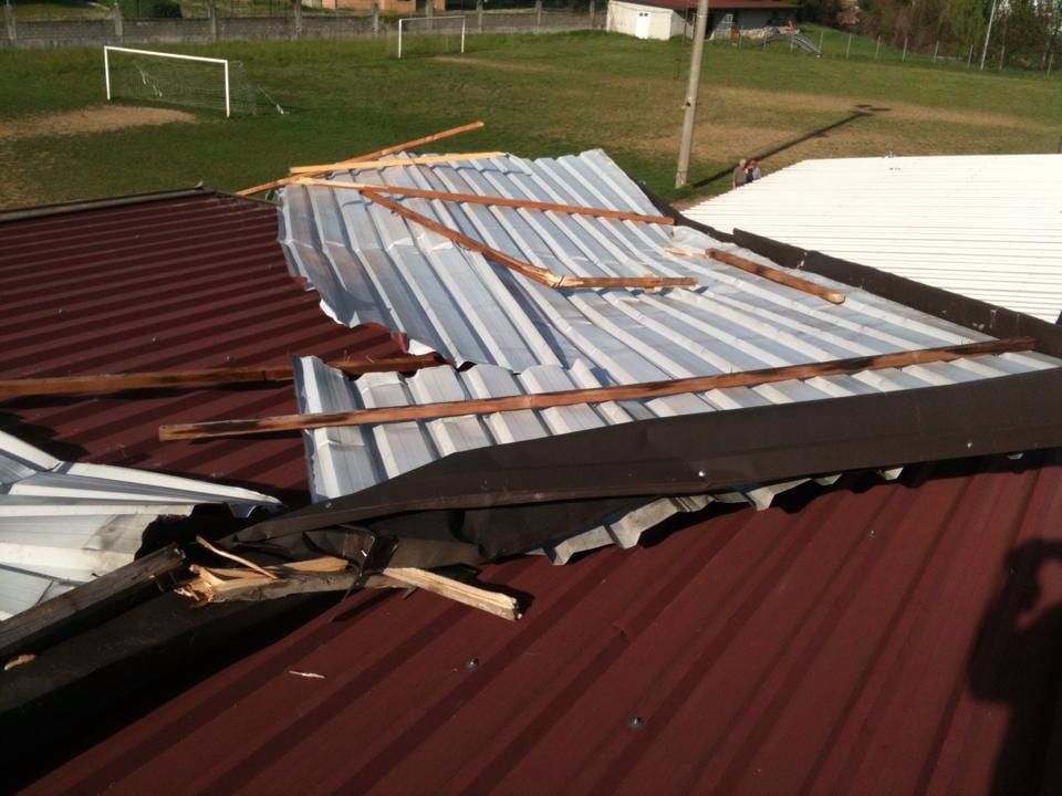 Tromba d’aria a Solaro: strappato il tetto al centro sportivo