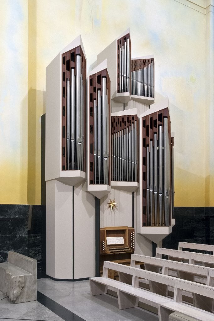 Taglio del nastro con buona musica per il nuovo organo della chiesa di Rovello