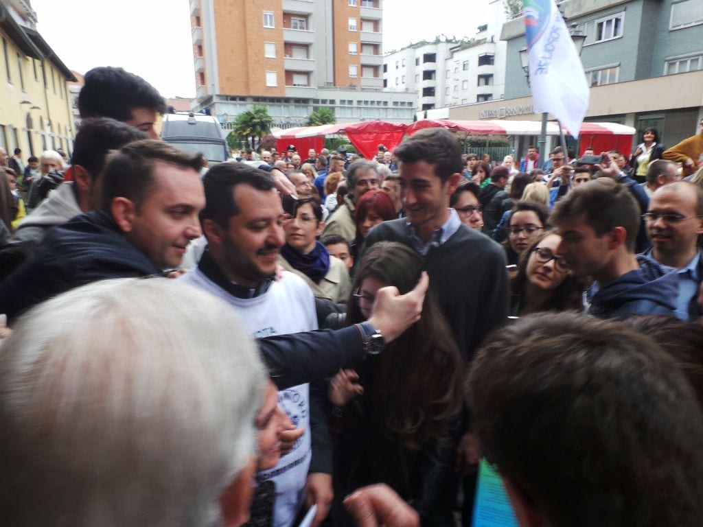 In posa per i selfie, lancia magliette e firma autografi: accoglienza da star per Salvini