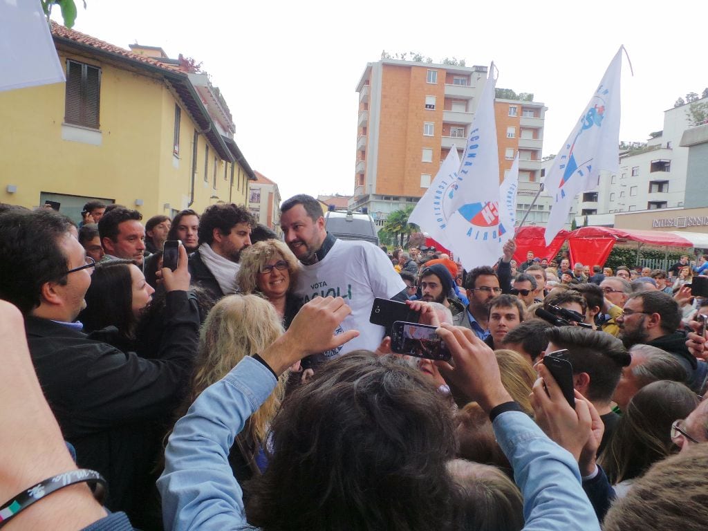 Dalla “guerra dei cori” al discorso ufficiale: i video di Salvini a Saronno