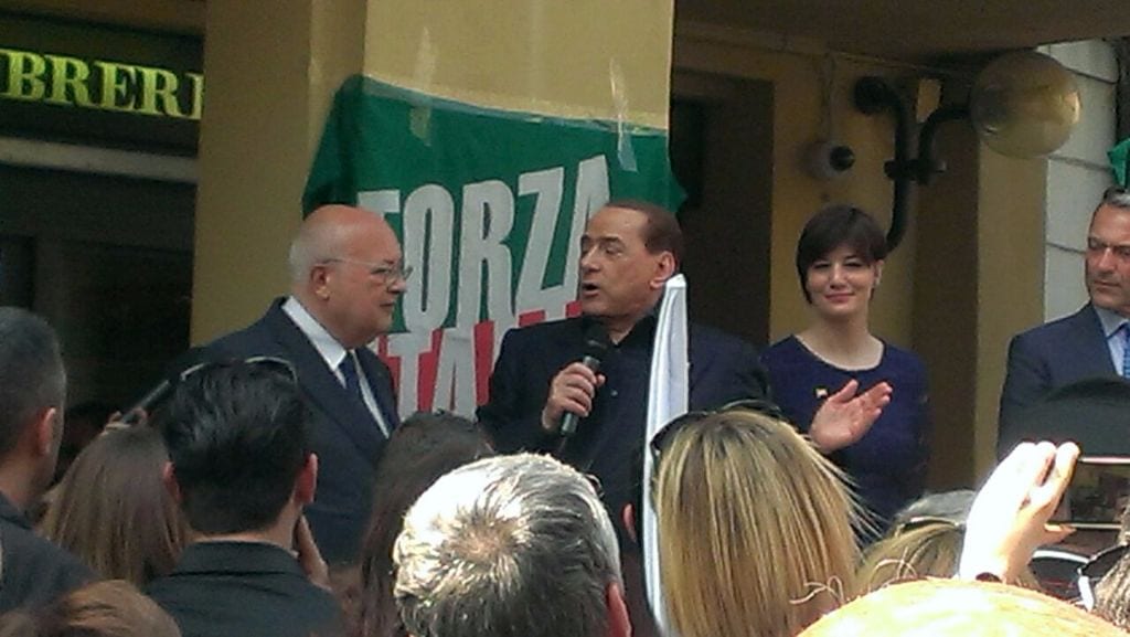 Dai cori dei tifosi, al pranzo col risotto fino all’esagitato: la giornata saronnese di Berlusconi