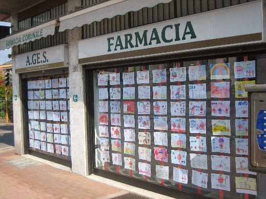 Uboldo: l’Avis apre le porte agli studenti, 100 disegni in farmacia