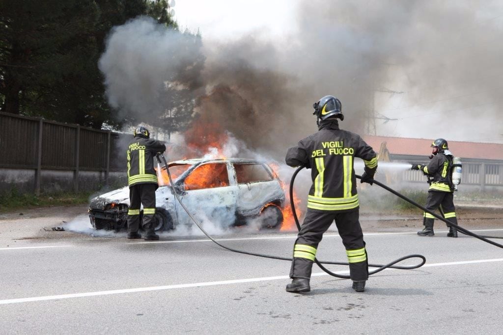 Auto avvolta dalle fiamme, arrivano i pompieri