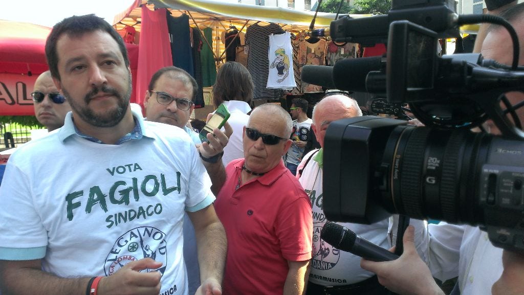 Dal pescivendolo agli anarchici: i video della mattina di Salvini