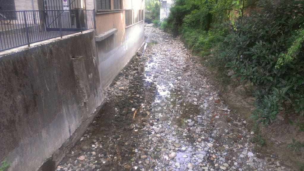 Il torrente Lura rimasto senz’acqua: è mistero