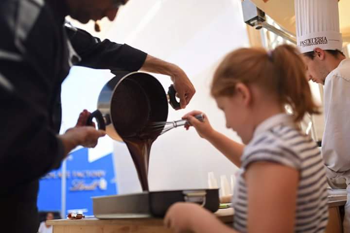 Studenti Ial insegnano il cioccolato ad Expo