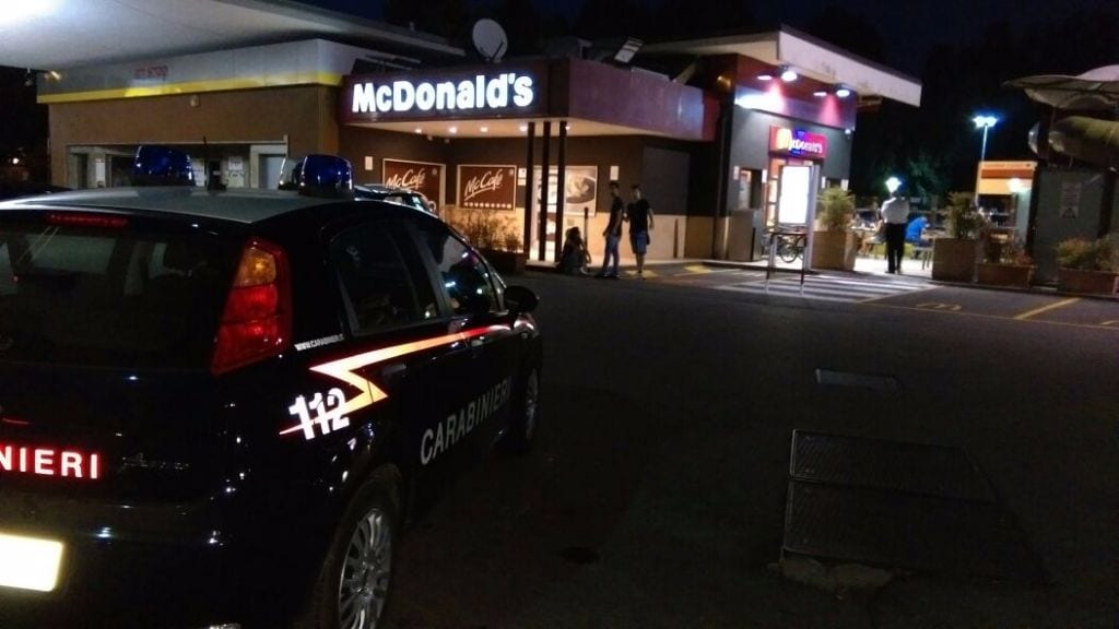 Terrore in via Varese: col fucile cerca di entrare al Mc Donald’s