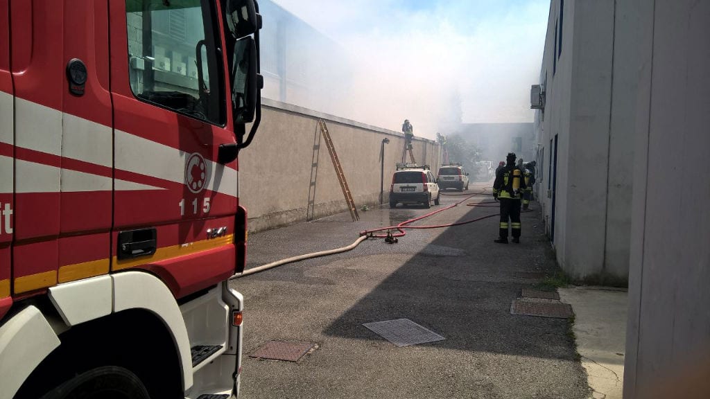 Incendio Misinto: le foto dei pompieri al lavoro