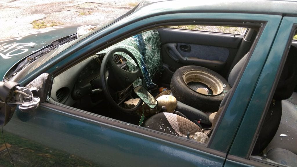 Sassate contro parabrezza e lunotto: vandali distruggono auto