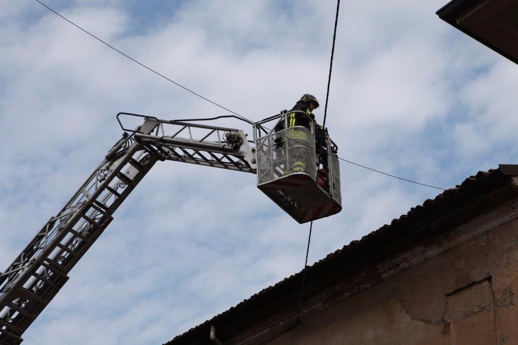 Incendio in condominio a Busto Arsizio: 16 persone evacuate, 8 in ospedale