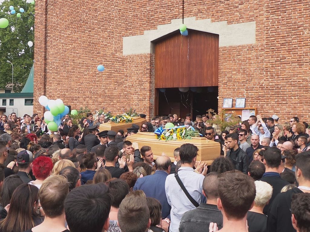 Mille persone e centinaia di palloncini per l’ultimo saluto a Mirko e Davide
