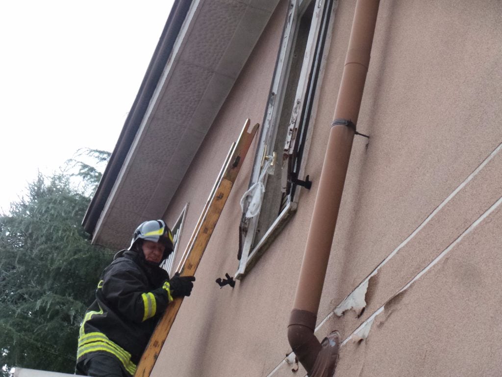 Vento frantuma finestra… arrivano i pompieri