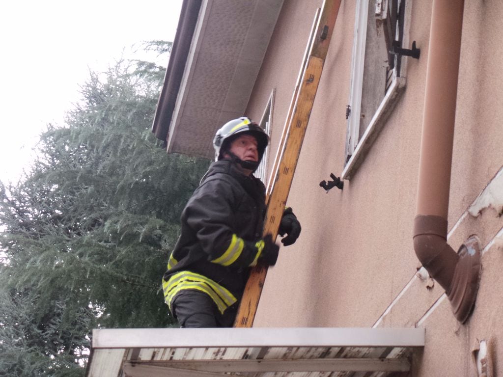 Anziano bloccato in casa, lo “salvano” carabinieri e pompieri