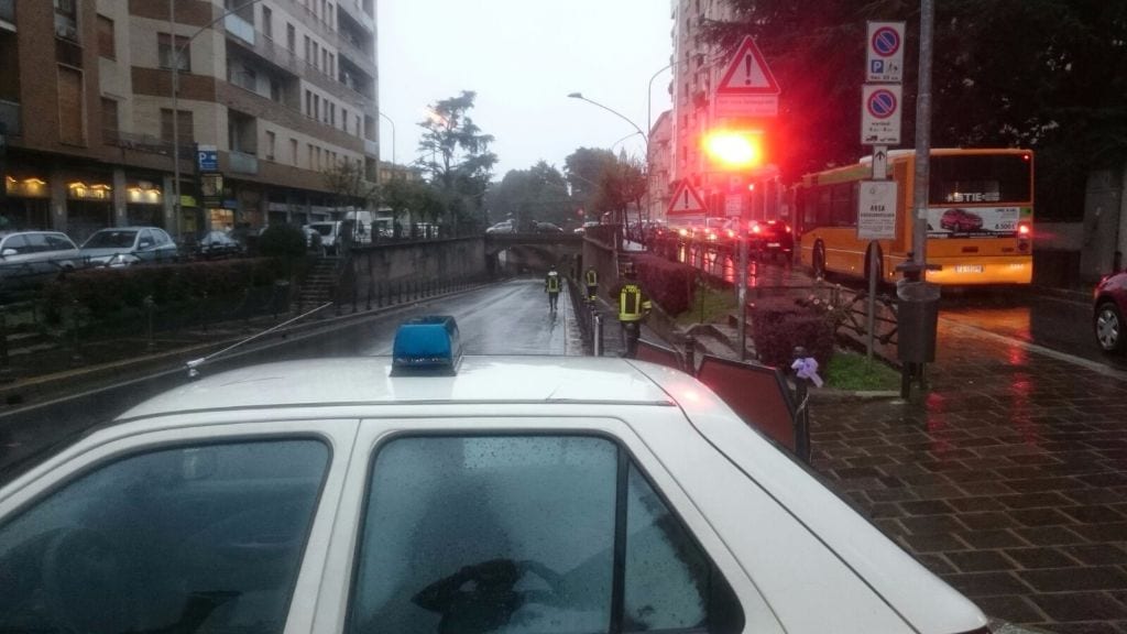 Saronno, temporale blocca il sottopasso di via Primo Maggio. Acqua anche in via Milano. Black out in via Manzoni