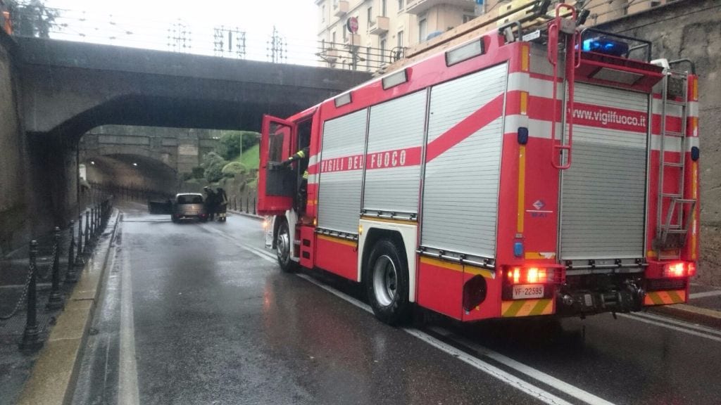 Brucia un’auto, A8 in tilt ad Origgio