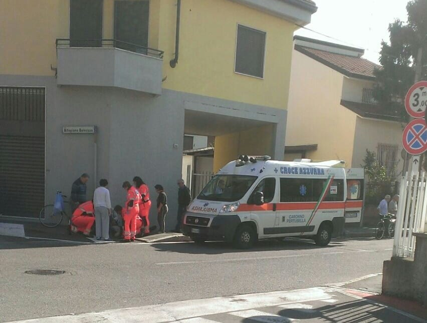 Malore in strada in via Don Monza, accorre l’ambulanza