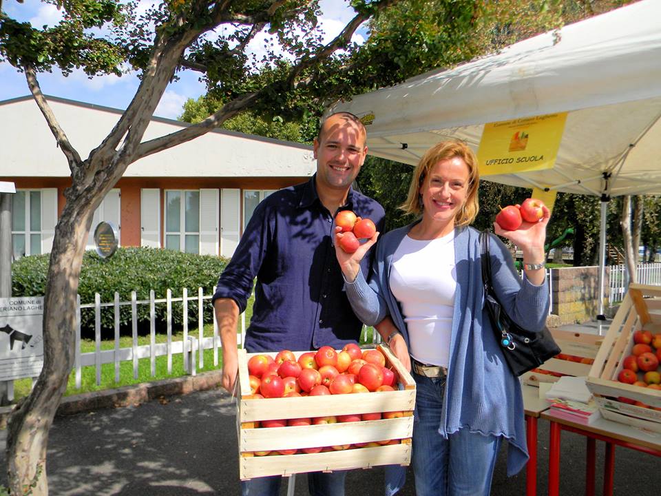 Nuovo anno didattico: il sindaco di Ceriano accoglie gli studenti con una mela