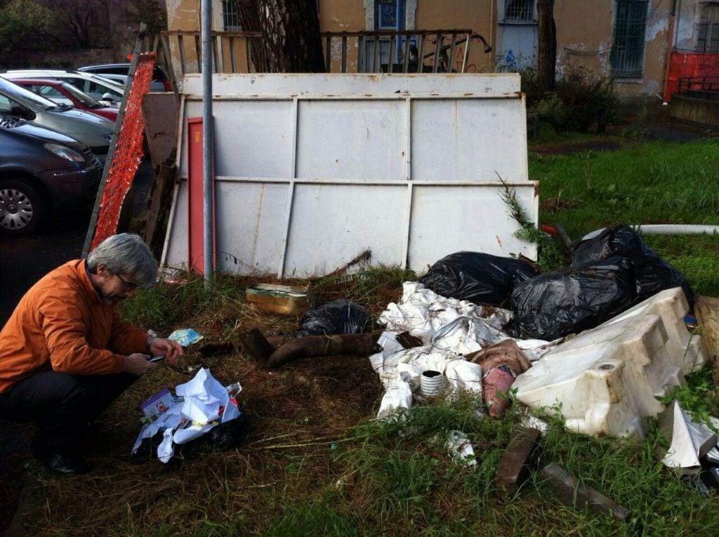 Immondizia in via Varese, preso lo stakanovista degli sporcaccioni