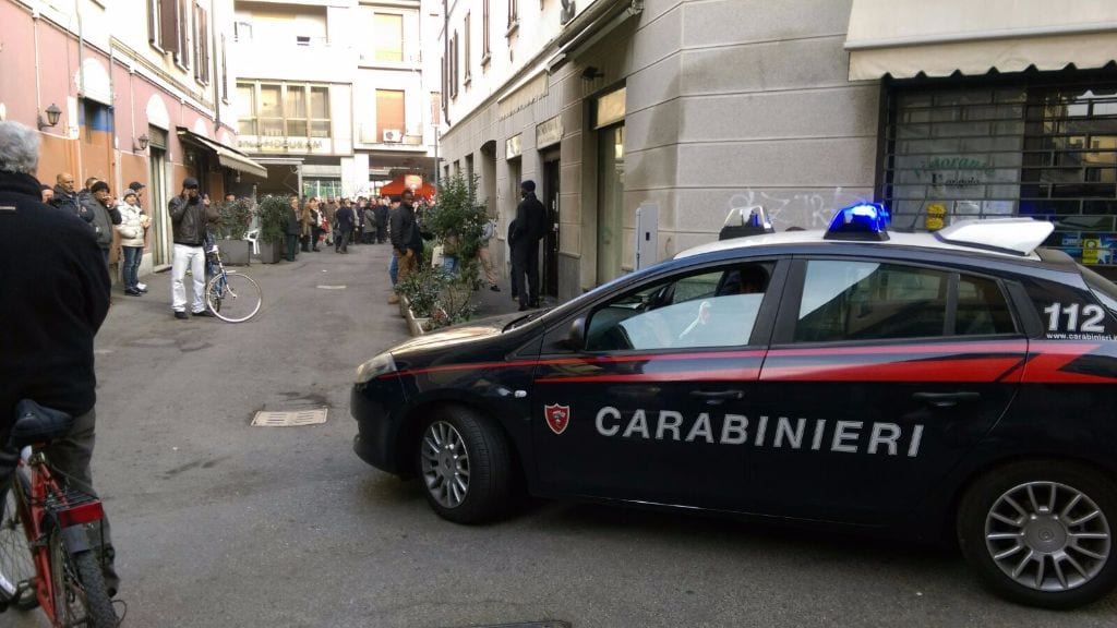 Urla e pugni sulla porta dell’agenzia viaggi: arrivano i carabinieri