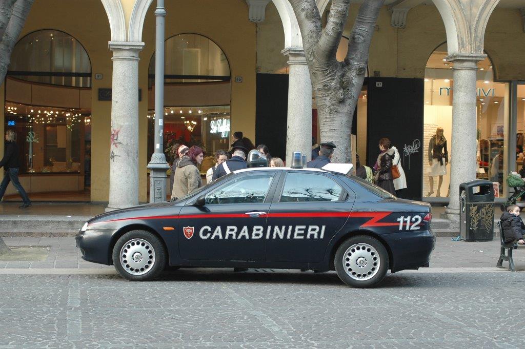 Evade dai domiciliari, i carabinieri lo trovano al bar dietro casa