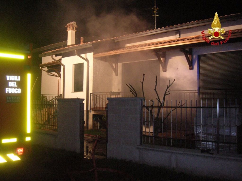 Incendio in taverna, notte di lavoro per i pompieri