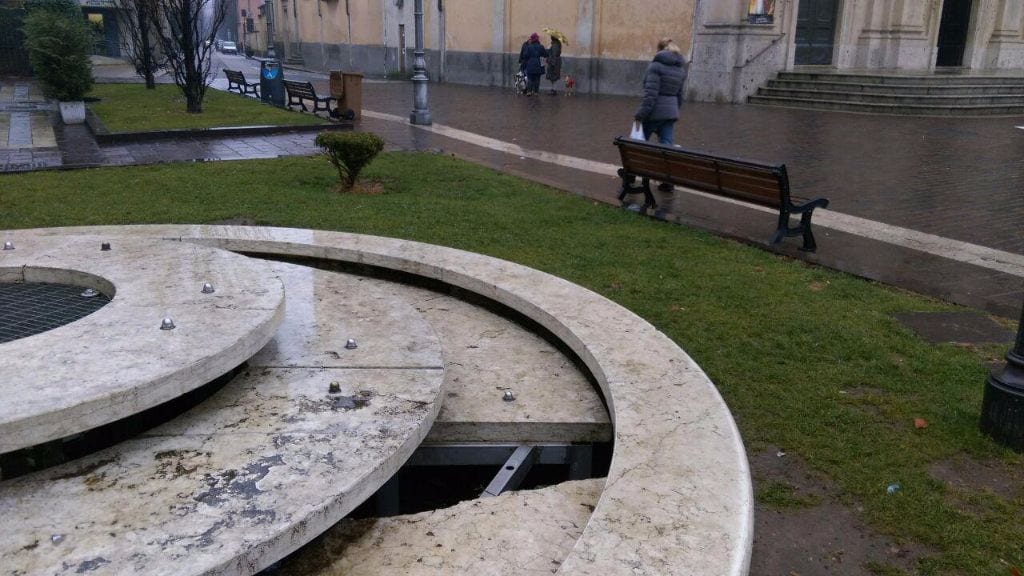 15012015 fontana piazza libertà rifiuti (1)