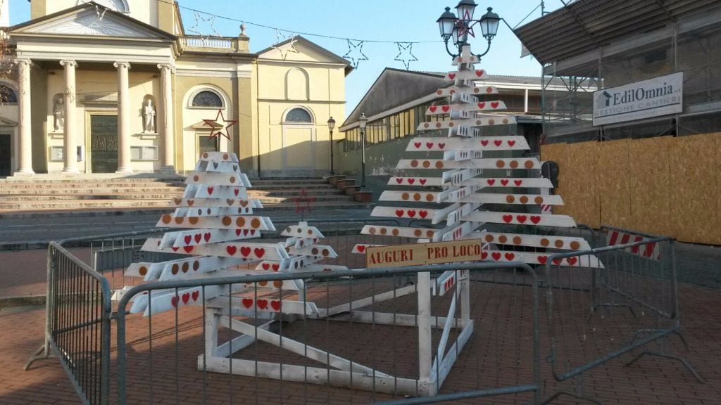 Gerenzano: infuria la polemica degli alberi di Natale