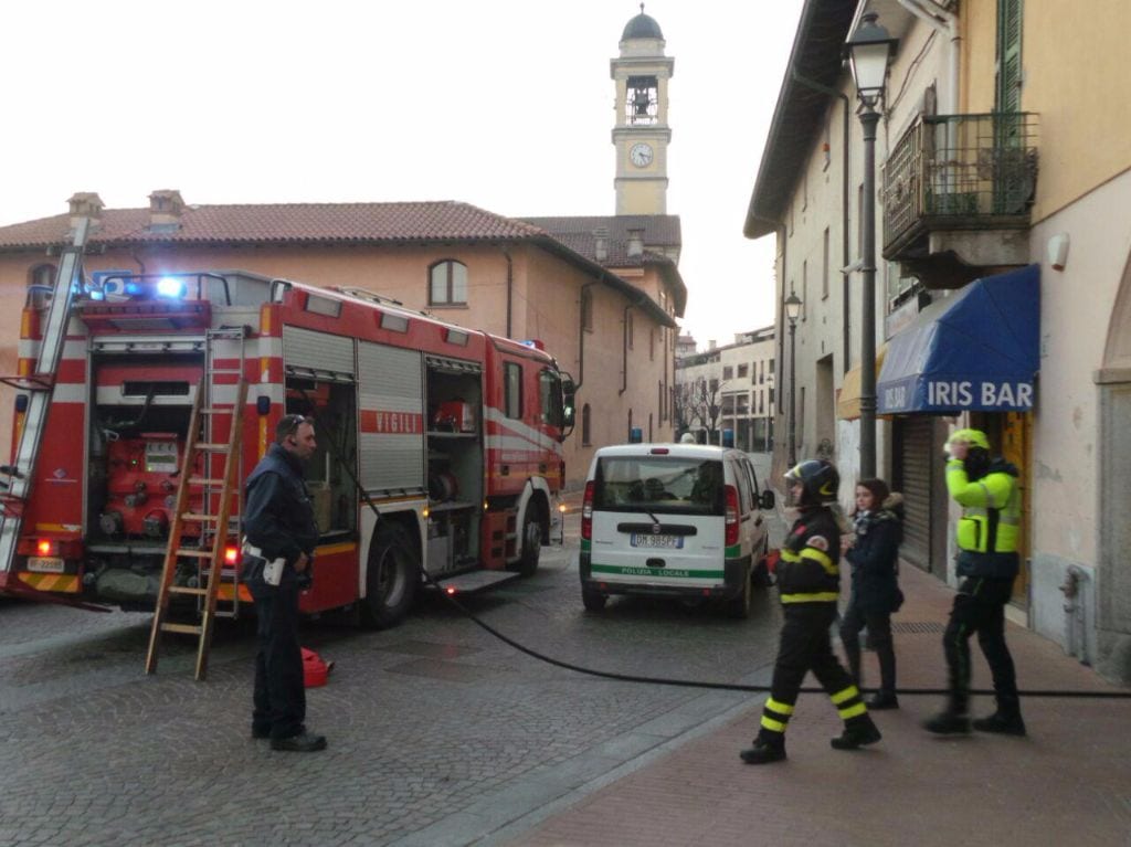 Lingue di fuoco dal camino: pompieri in centro a Gerenzano