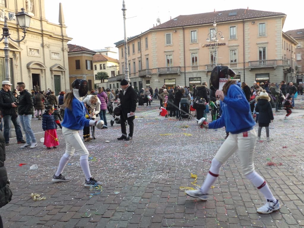 Carnevale: schermitori e mascherine in piazza Libertà