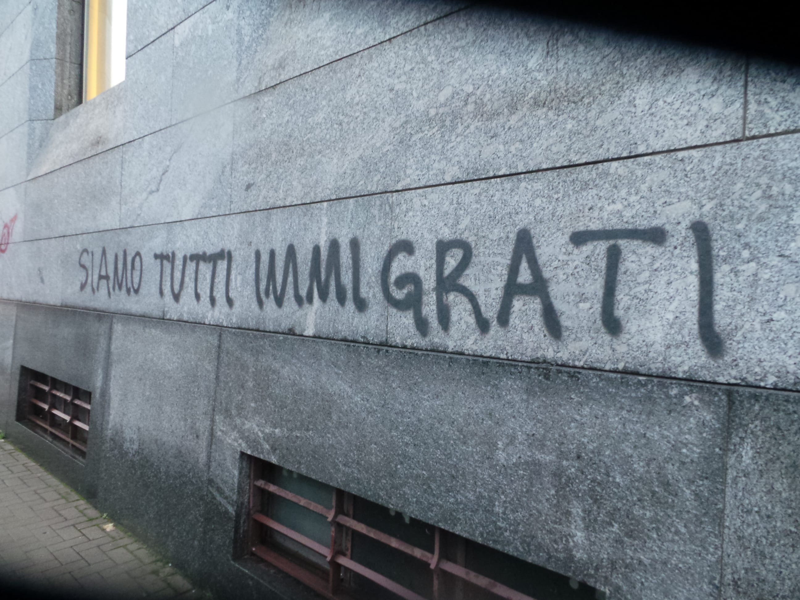 No borders anarchici sulla Saronno-Como: stazione piena di scritte