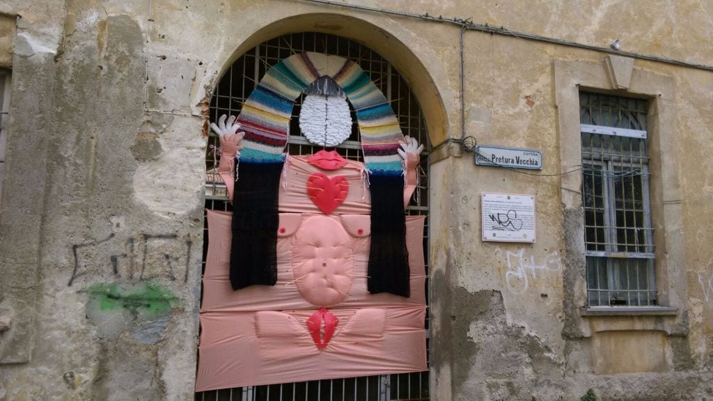 8 marzo, Dress it: corpo femminile martoriato  su Palazzo Visconti