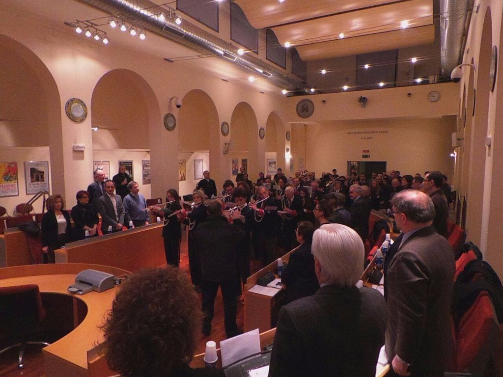 La banda suona l’inno d’Italia in consiglio comunale