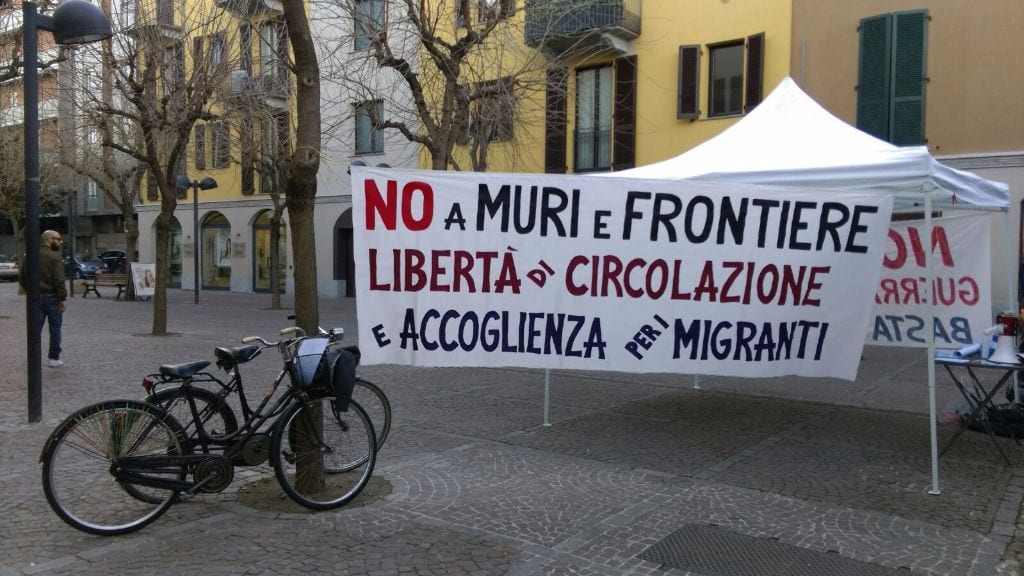 Presidio e spettacolo; antifascisti in piazza Libertà pro migranti