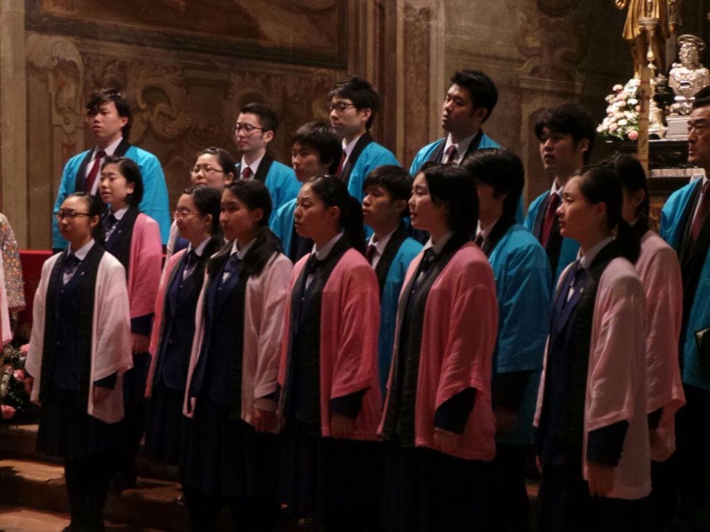 Noto coro di liceali giapponesi incanta i saronnesi a San Francesco