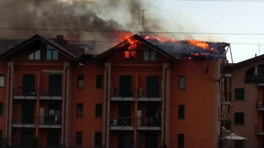 Incendio palazzina a Gerenzano: bruciato il tetto e 4 appartamenti