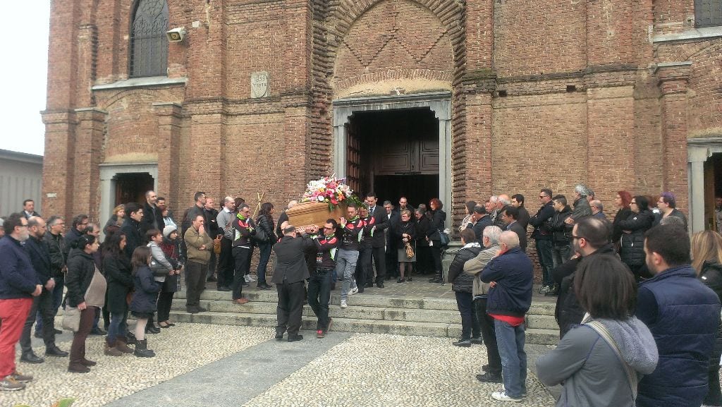 Folla e commozione al funerale del ciclista investito
