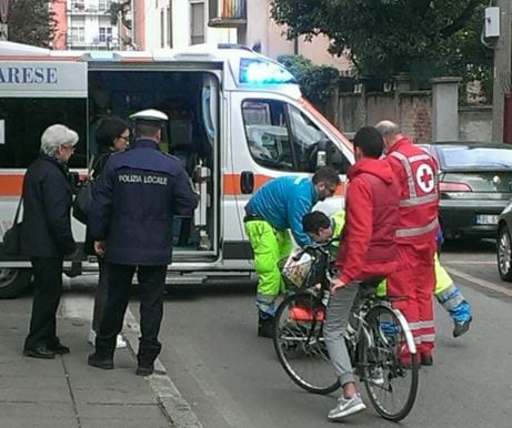 Ciclista si scontra con una passante: ferita
