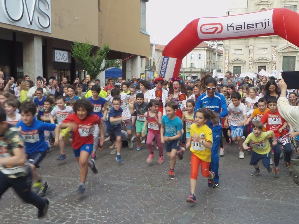 Running day: 800 tra campioni e bimbi di corsa per la città